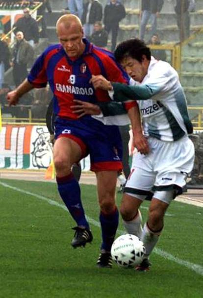 Dal &#39;98 al 2000 gioca col Bologna: diventa presto un leader per la tifoseria rossobl. Ap